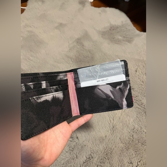 (SOLD) HERSCHEL Roy Wallet Smokey Details - Picture 2 of 4